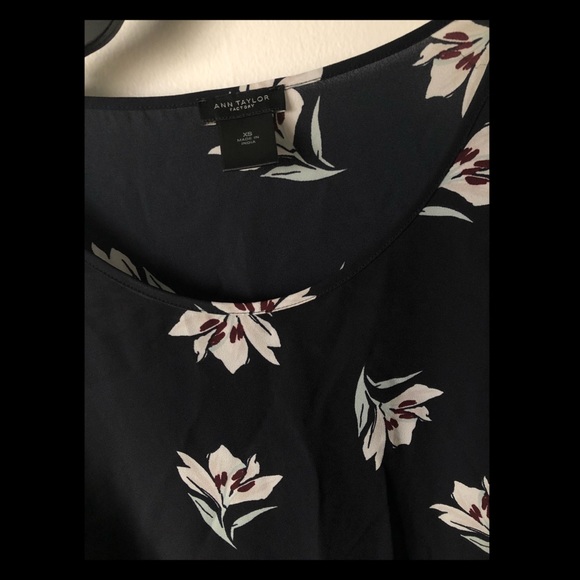 Ann Taylor Factory size XS navy flower print blouse - Picture 2 of 4